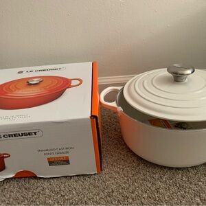 New Le Creuset 4.5qt Dutch oven white round